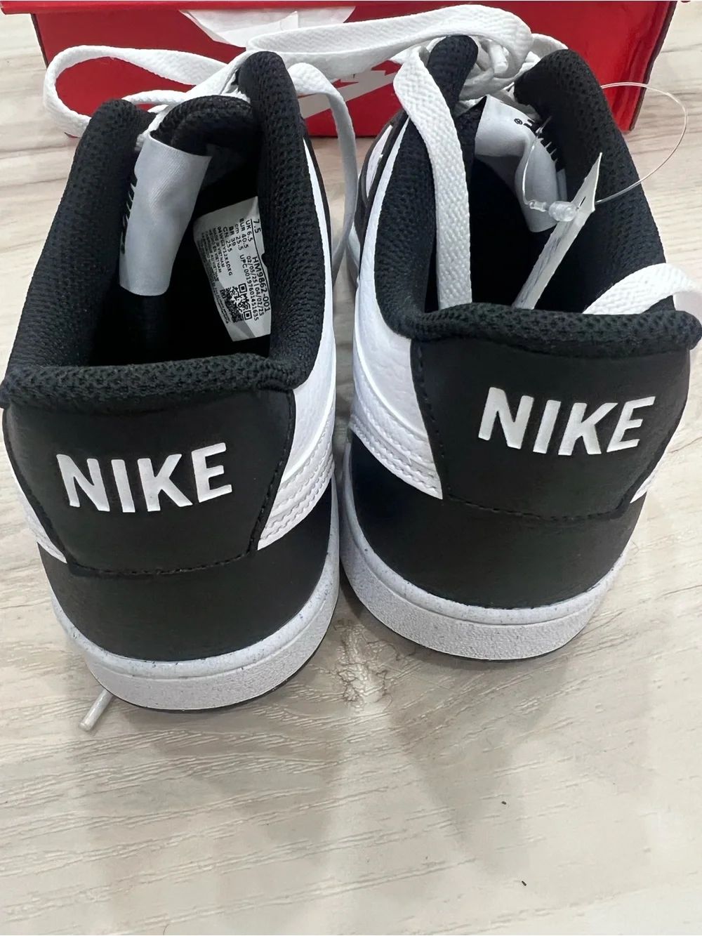 Unisex Nike Men’s Black and Gray Low-Top Sneakers